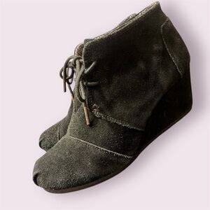 🎁TOMS Black Suede Lace-Up Ankle Booties Women’s Size 8 Casual Chukka Boots wedge